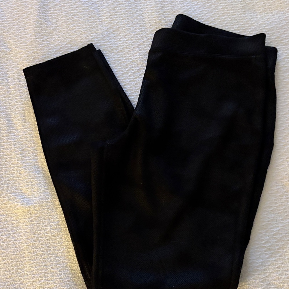 HUE Black Pebbled Soft Leggings